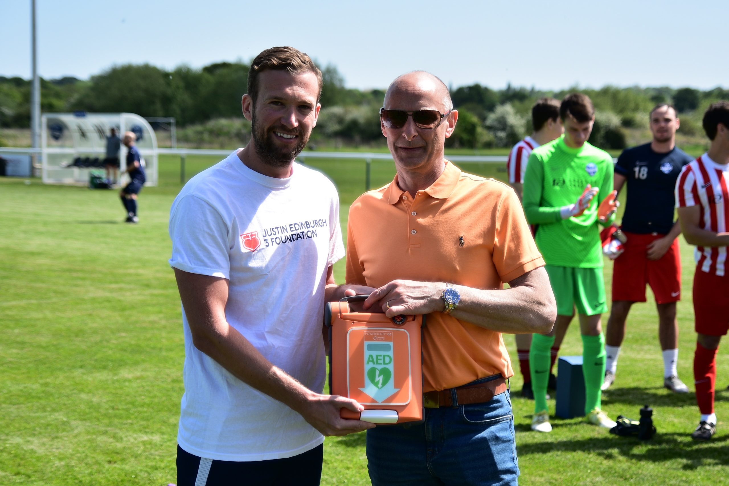JE3 Foundation donates defibrillator to Buckhurst Hill Football Club