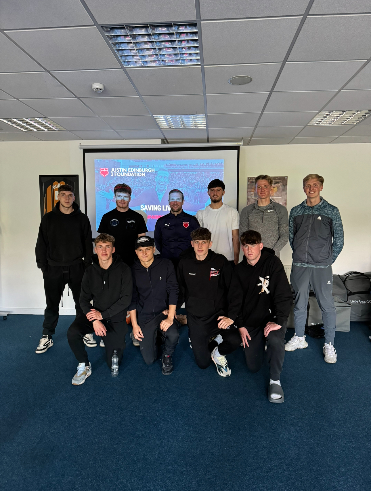 JE3 DELIVERS CPR AND DEFIBRILLATOR WORKSHOP TO HULL CITY UNDER-18S
