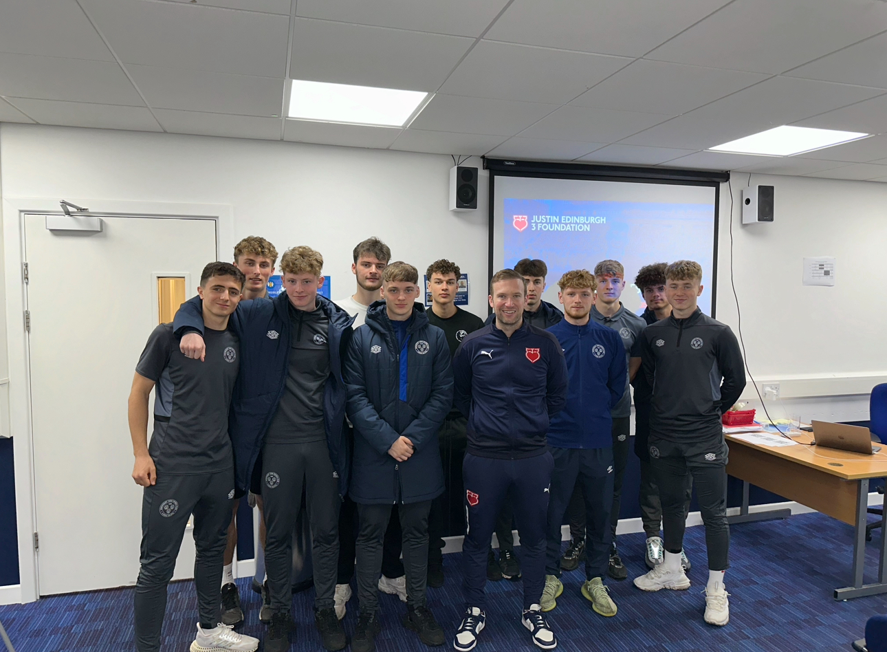 JE3 DELIVERS CPR AND DEFIBRILLATOR WORKSHOP TO SHREWSBURY TOWN UNDER-18S