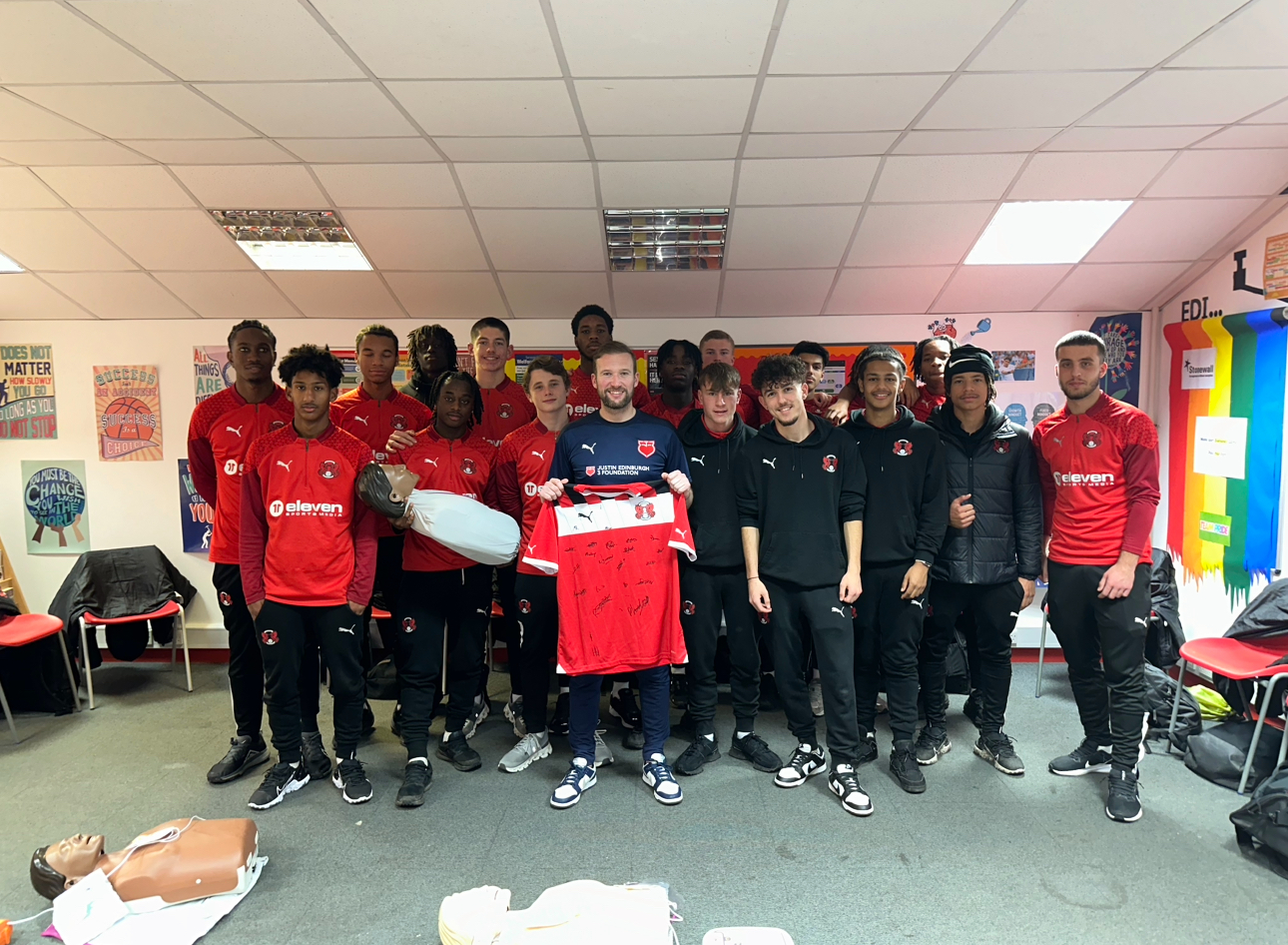 JE3 DELIVERS A SPECIAL CPR AND DEFIBRILLATOR WORKSHOP TO LEYTON ORIENT UNDER-18S