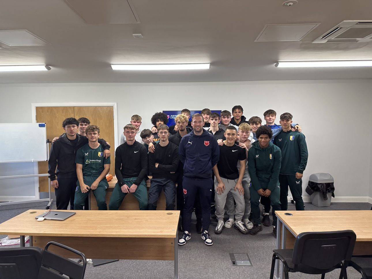 JE3 DELIVERS CPR AND DEFIBRILLATOR WORKSHOP TO MANSFIELD TOWN UNDER-18S