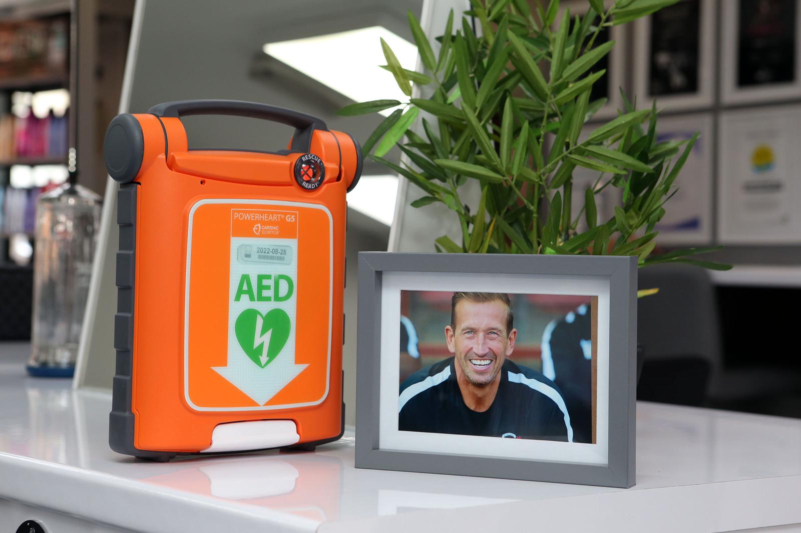 The Justin Edinburgh 3 Foundation donates defibrillator to Wormley Rovers Football Club